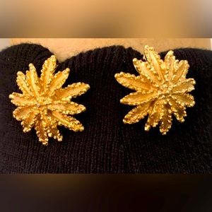 Vintage AVON Gold tone Earrings